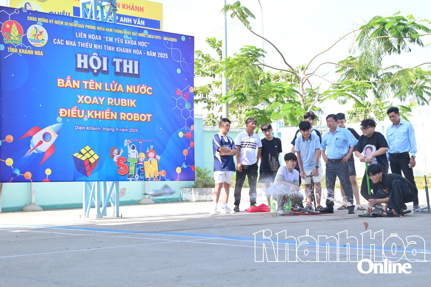 Các đội thi bắn lên lửa nước.