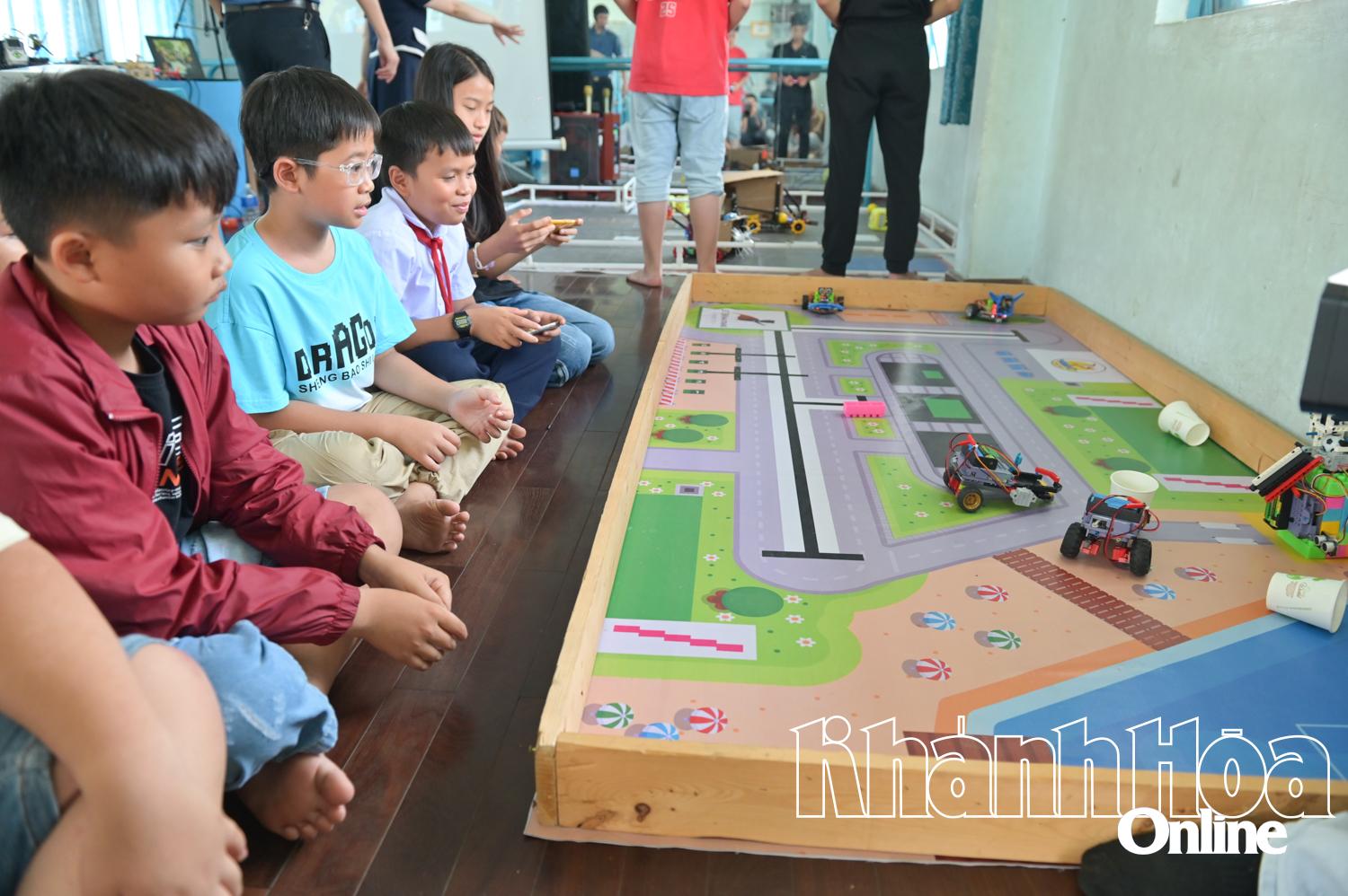 Hoạt động trải nghiệm robocon tại Nhà Thiếu nhi Diên Khánh.