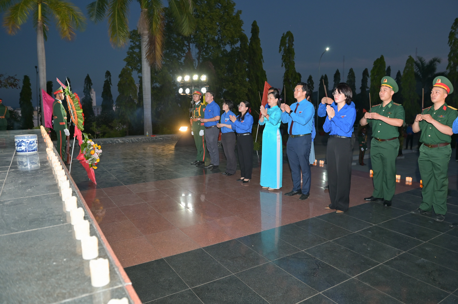 Tỉnh đoàn Khánh Hòa tổ chức dâng hương tưởng niệm các anh hùng liệt sĩ tại Nghĩa trang liệt sĩ Hòn Dung