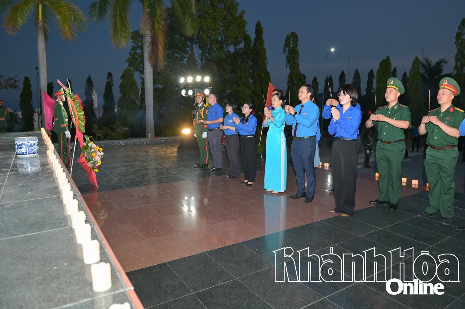 Đoàn dâng hoa, dâng hương tại đài tưởng niệm các anh hùng liệt sĩ.