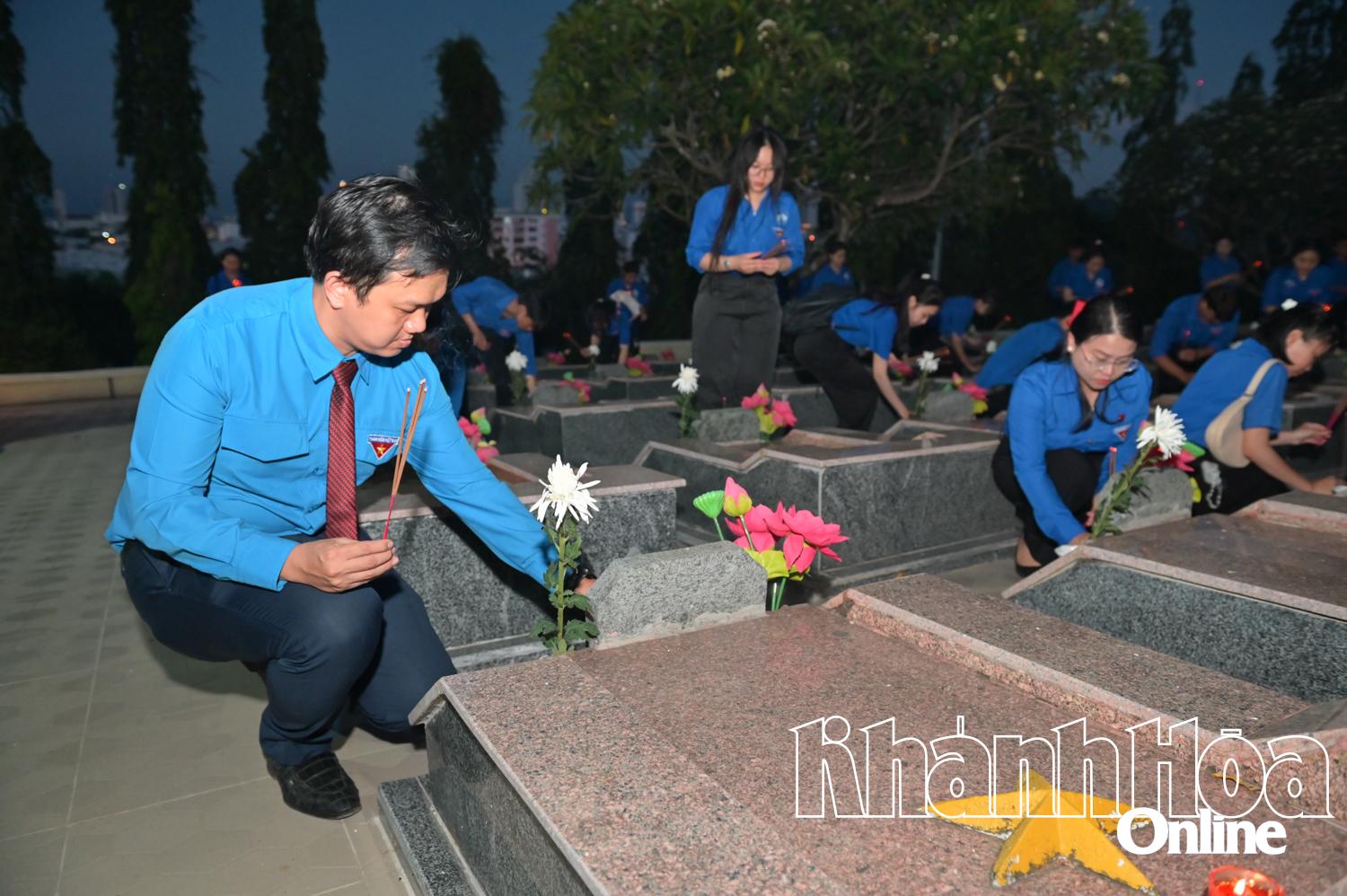 Lãnh đạo Tỉnh đoàn cùng các đoàn viên, thanh niên dâng hương tại phần mộ liệt sĩ.