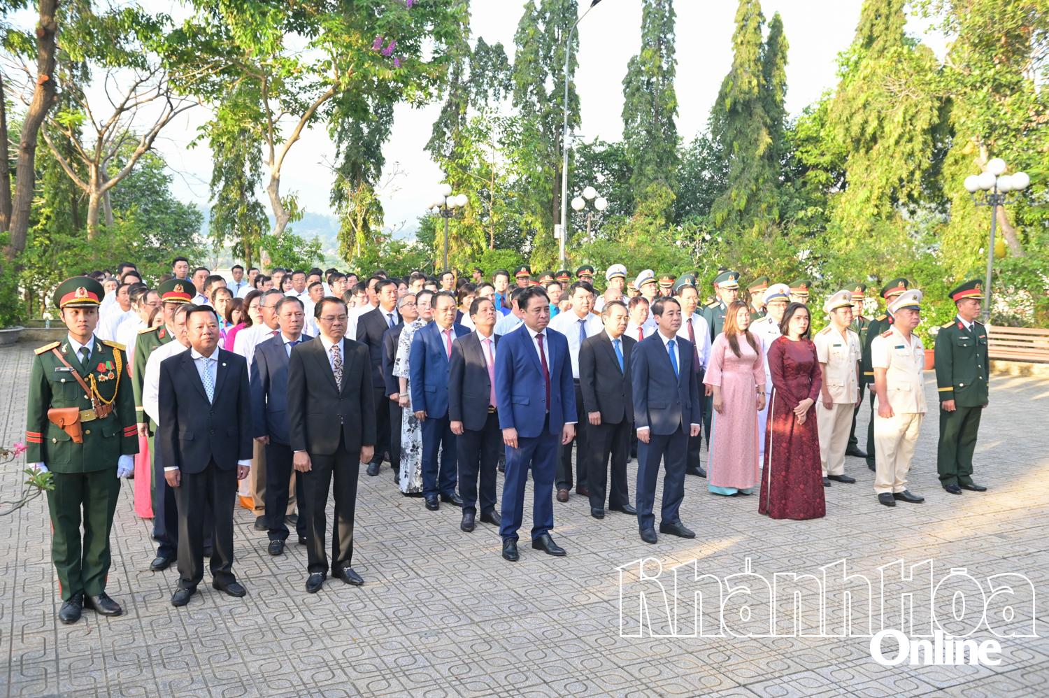 Lãnh đạo tỉnh Khánh Hòa đặt vòng hoa, dâng hương viếng Nghĩa trang liệt sĩ Hòn Dung