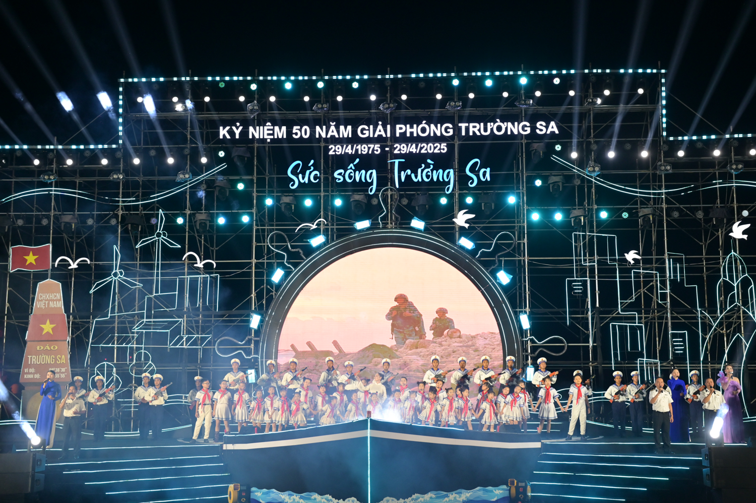 Hợp cảnh hát múa “Huyền sử Trường Sa” mở màn chương trình.