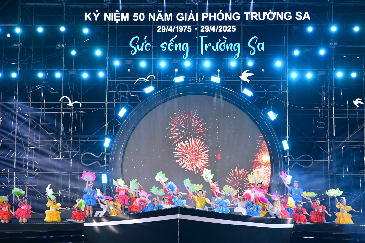 Tiết mục Em bay trong đêm pháo hoa do nhóm thiếu nhi Talent Kids đến từ Nhà Thiếu nhi Khánh Hòa biểu diễn.