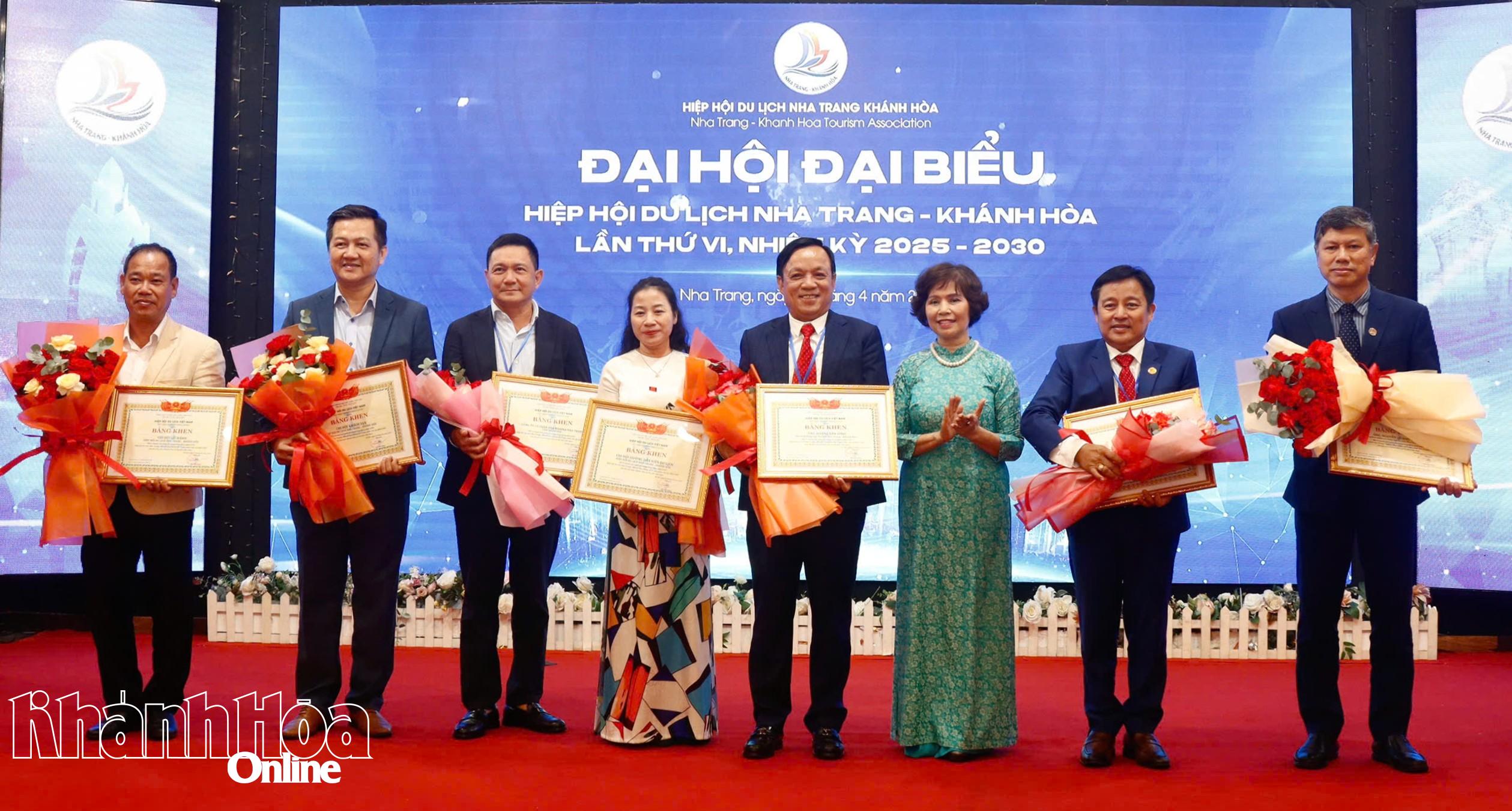 Phó Chủ tịch thường trực HHDL Việt Nam trao Bằng khen cho các tập thể, cá nhân có nhiều đóng góp cho công tác hội.