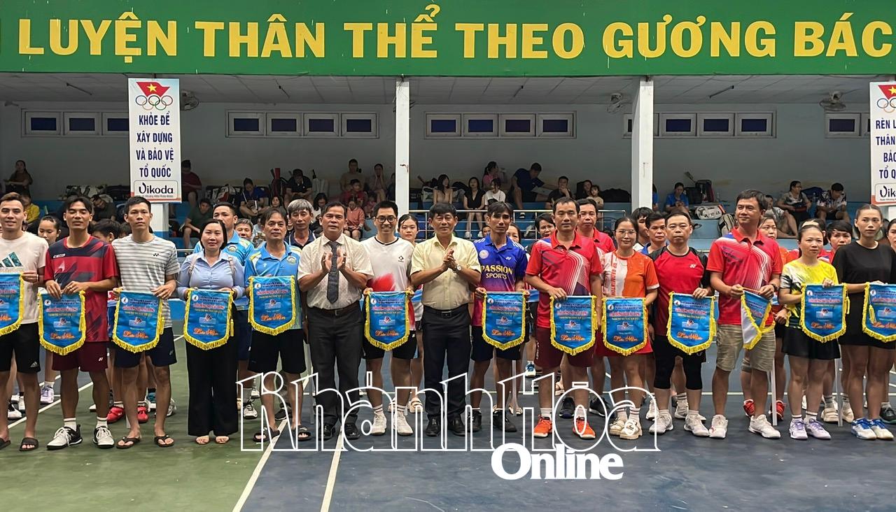 Hơn 120 vận động viên tham gia Giải cầu lông đồng đội TP. Nha Trang