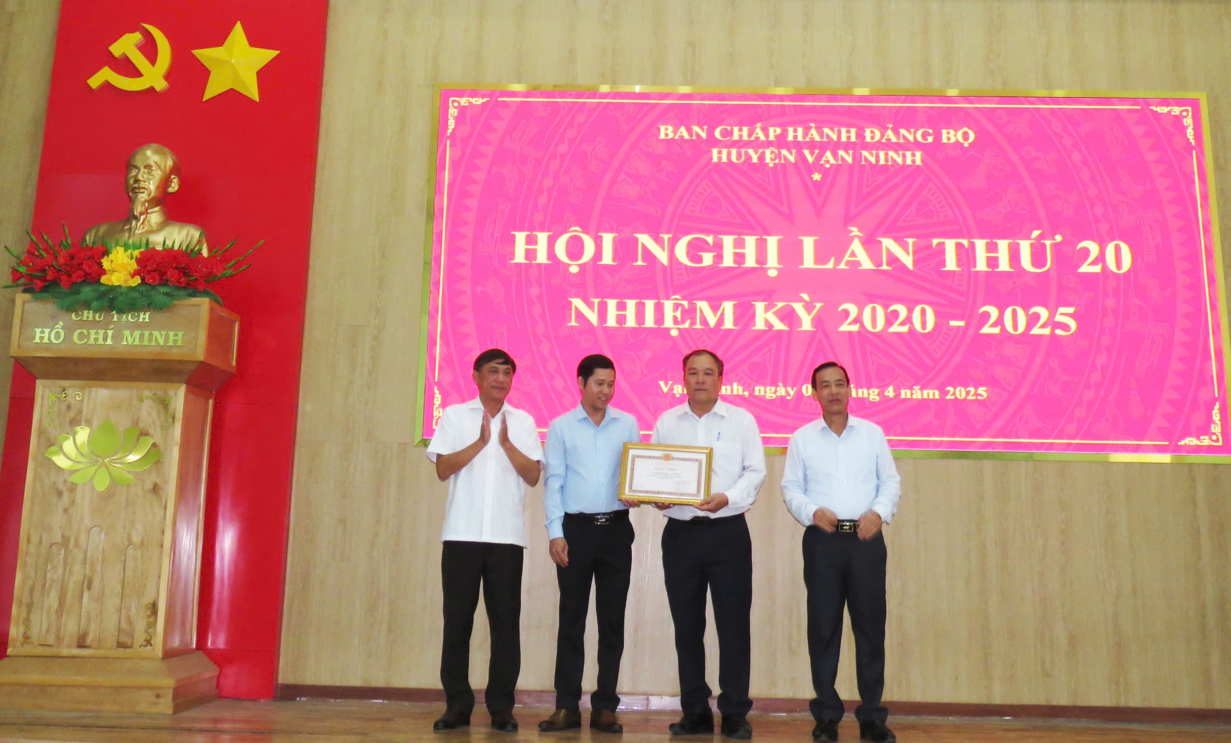 Huyện ủy Vạn Ninh tổ chức Hội nghị lần thứ 20