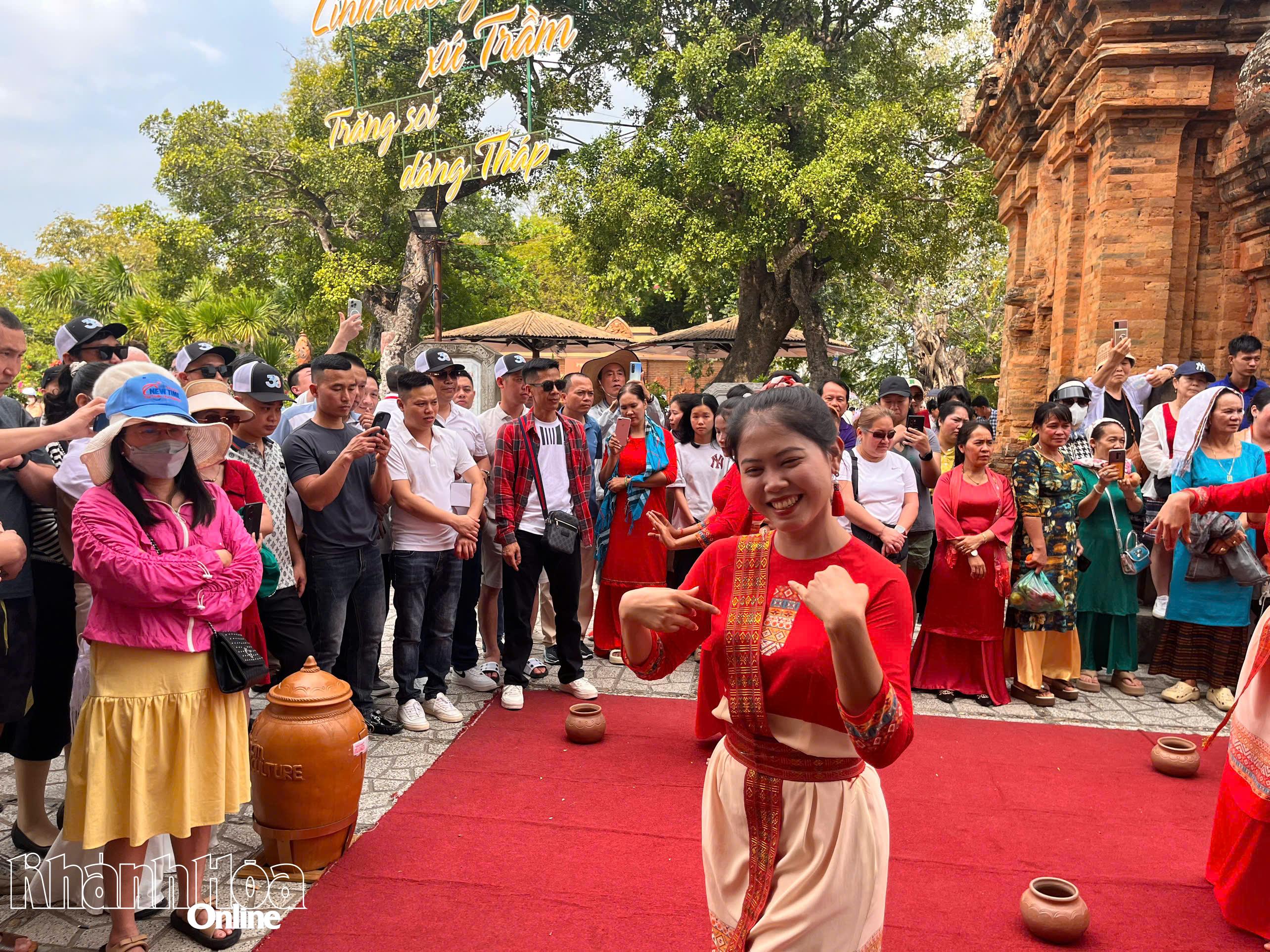 Khách du lịch đến Khánh Hòa tăng nhẹ trong dịp lễ Giỗ Tổ Hùng Vương