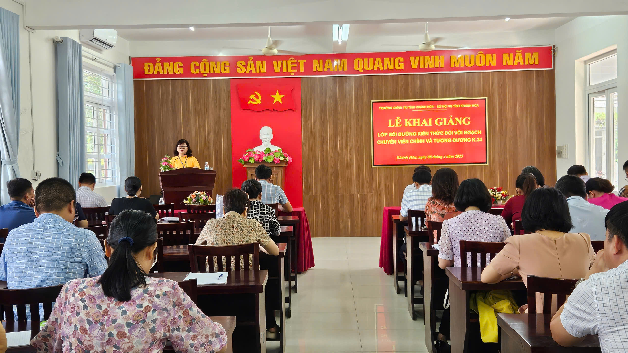 Khai giảng lớp bồi dưỡng kiến thức đối với ngạch chuyên viên chính và tương đương