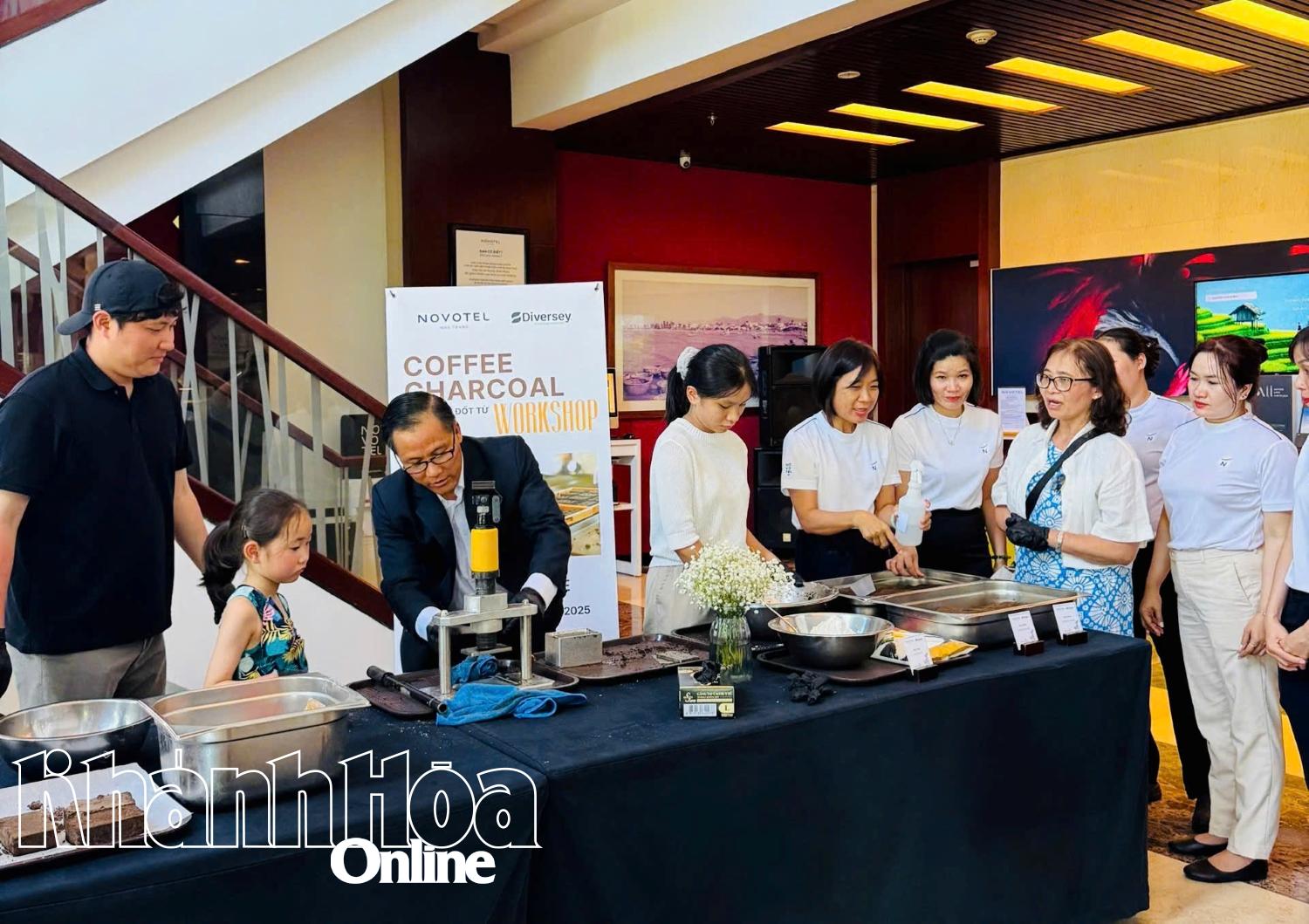 Khách sạn Novotel Nha Trang tổ chức Workshop làm than đốt từ bã cà phê 