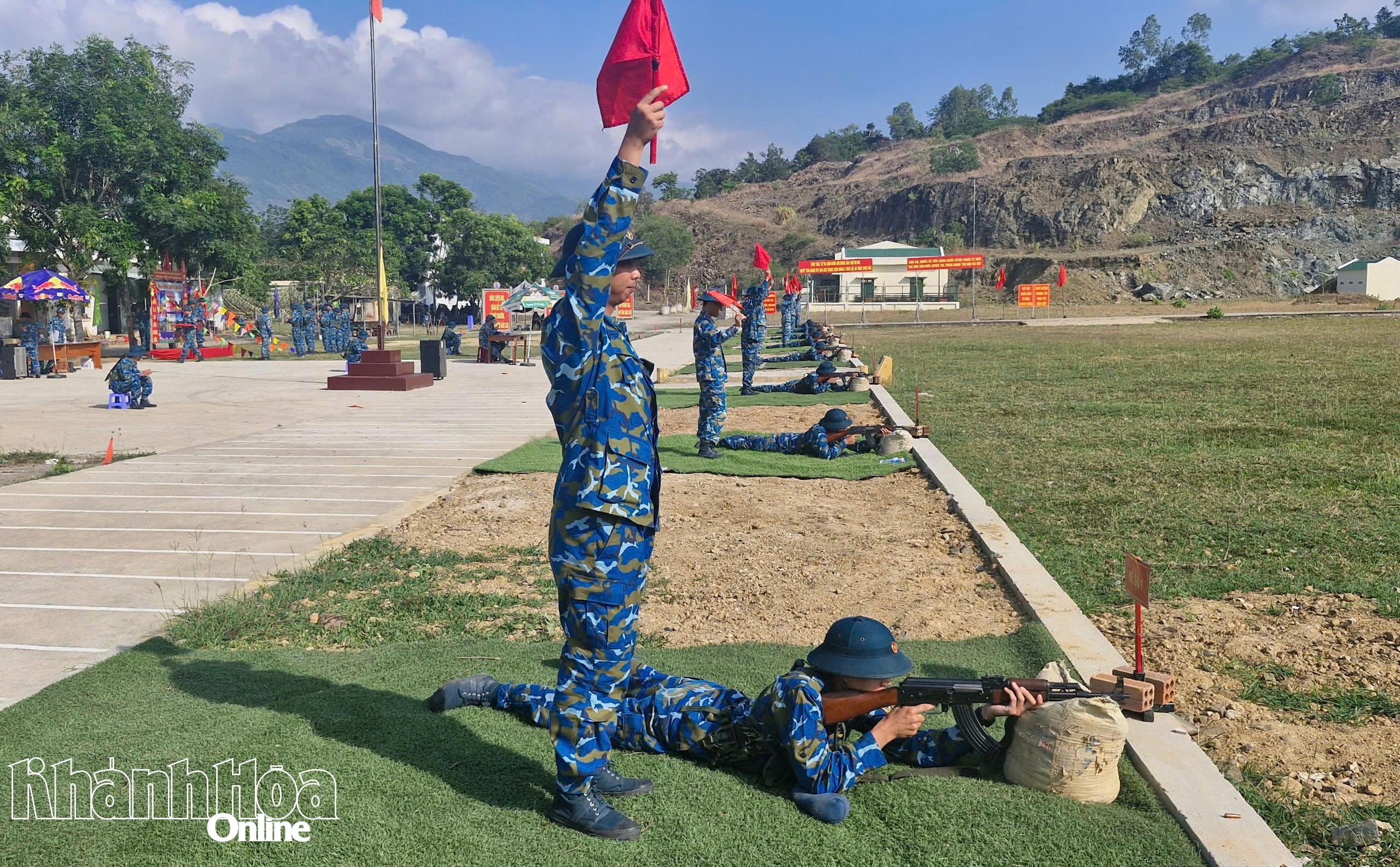 Chiến sỹ mới thực hành bài bắn.