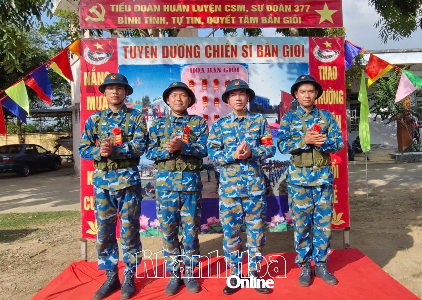 Trung tá Nguyễn Văn Tuấn  trao Hoa bắn giỏi cho các chiến sĩ bắn đạt giỏi.