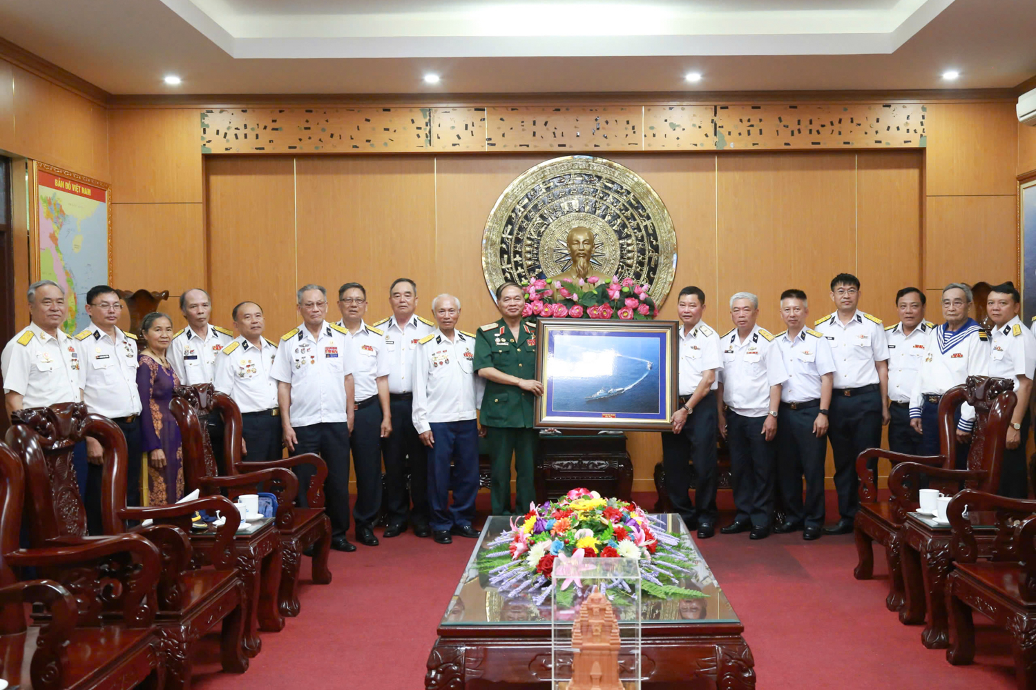 Đoàn Ban liên lạc truyền thống Hải quân tỉnh Nam Định đến thăm Vùng 4 Hải quân