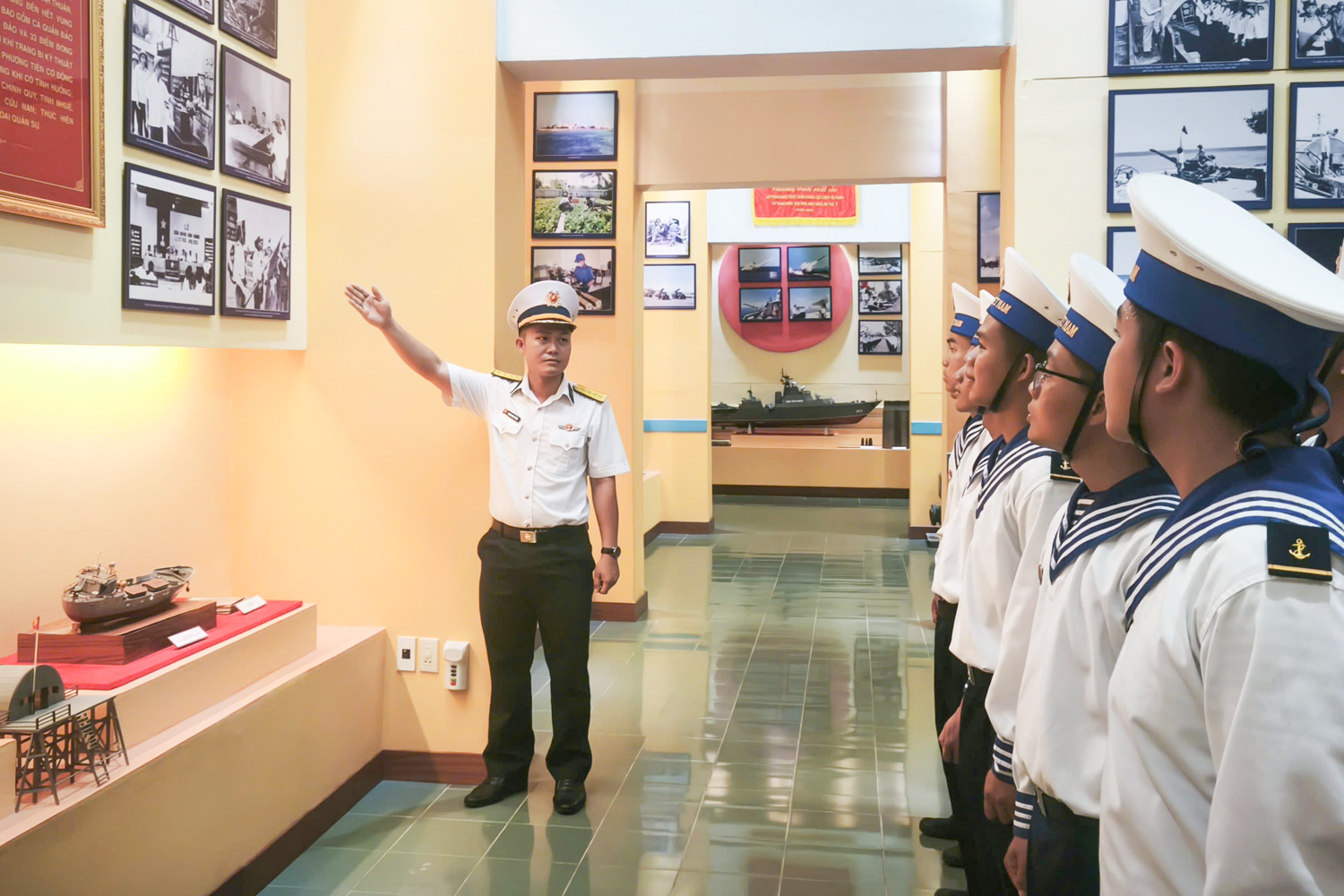 Trung tâm Huấn luyện Vùng 4 Hải quân tổ chức học tập truyền thống cho hơn 1.000 chiến sĩ mới