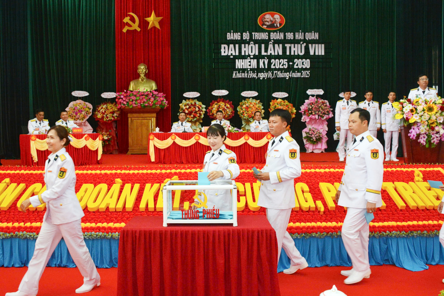 Đại biểu bỏ phiếu bầu Ban chấp hành Đảng bộ nhiệm kỳ mới.