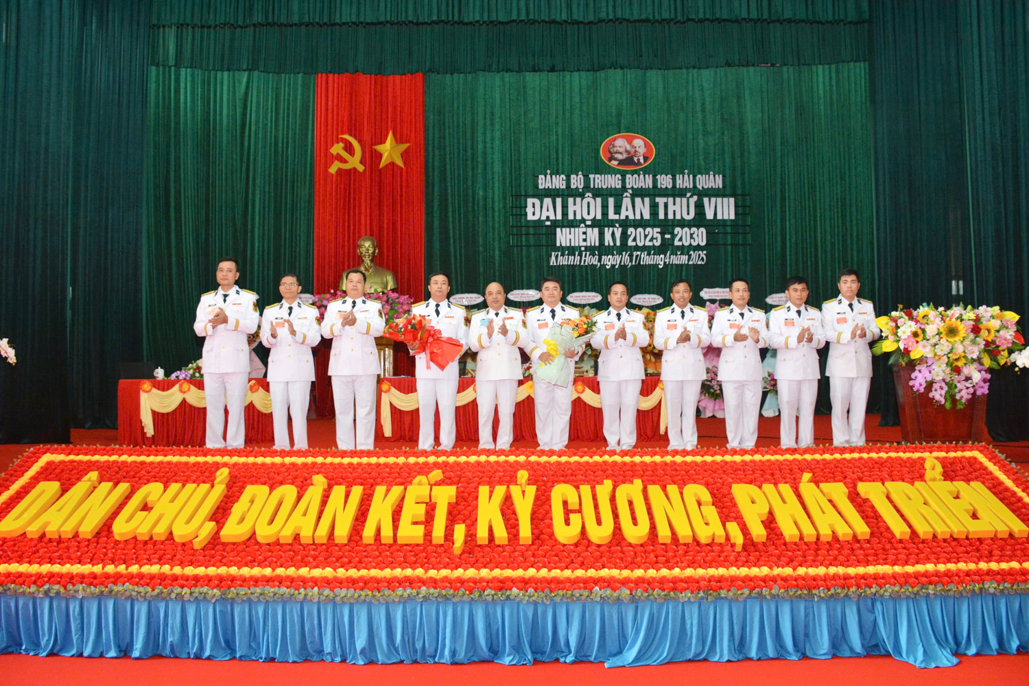 Ban Chấp hành Đảng bộ nhiệm kỳ 2025 - 2030 và đoàn đại biểu dự Đại hội đại biểu Đảng bộ cấp trên ra mắt đại hội.