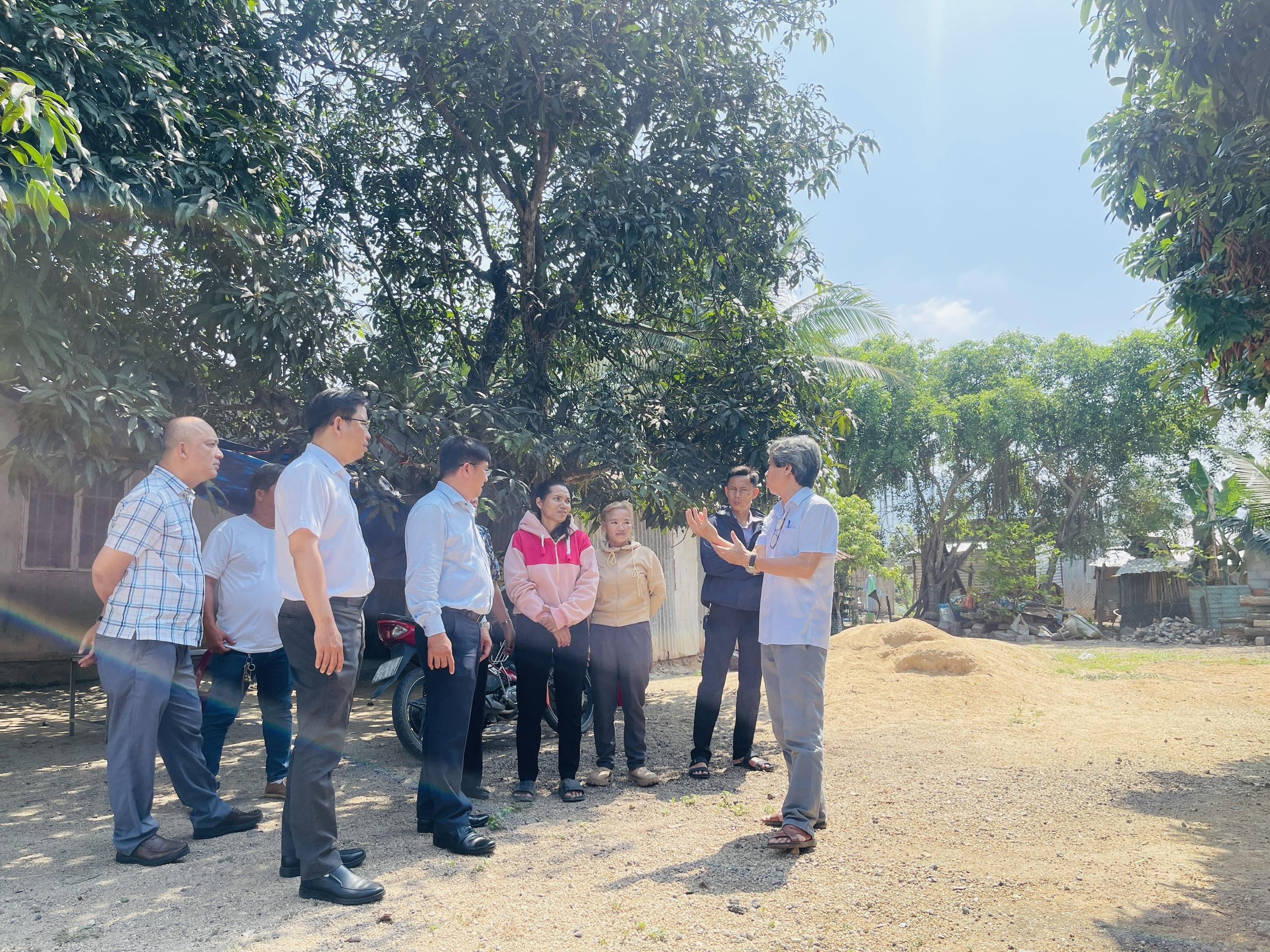 Đoàn khảo sát vị trí xây nhà của gia đình chị Mang Đồng 