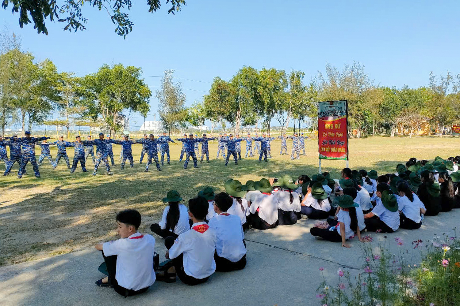 Hơn 100 học sinh ở Cam Lâm tham gia chương trình  “Một ngày làm chiến sĩ” ở Lữ đoàn 101