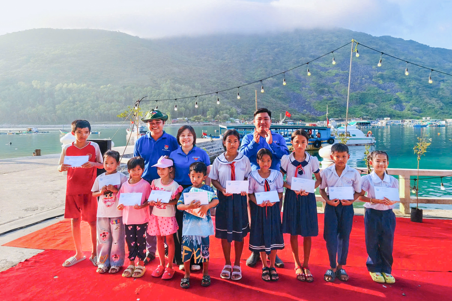 Các đơn vị trao học bổng cho thiếu nhi tại đảo.