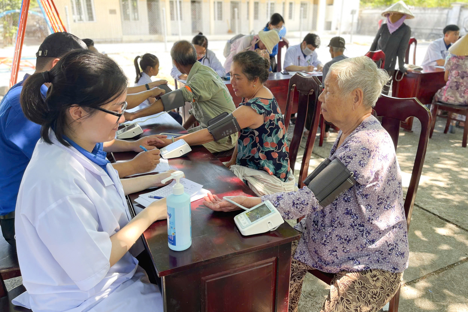 Sôi nổi các hoạt động tình nguyện tại đảo Bích Đầm