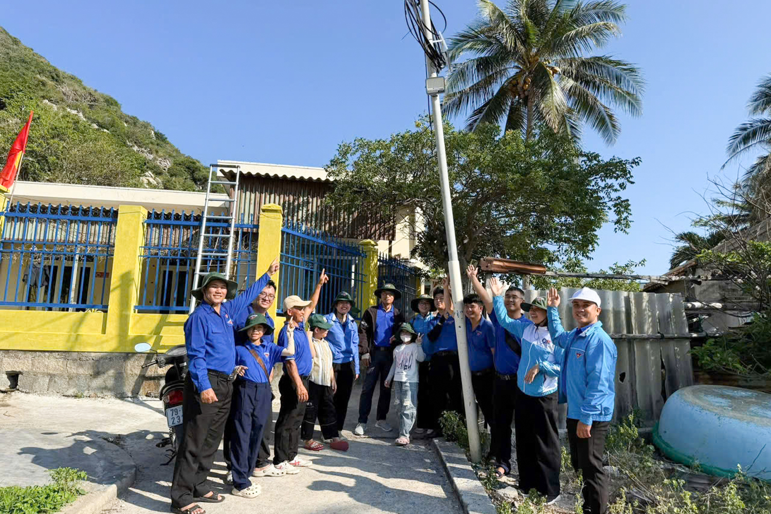 Lắp đặt đèn năng lượng mặt trời tại đảo Bích Đầm.