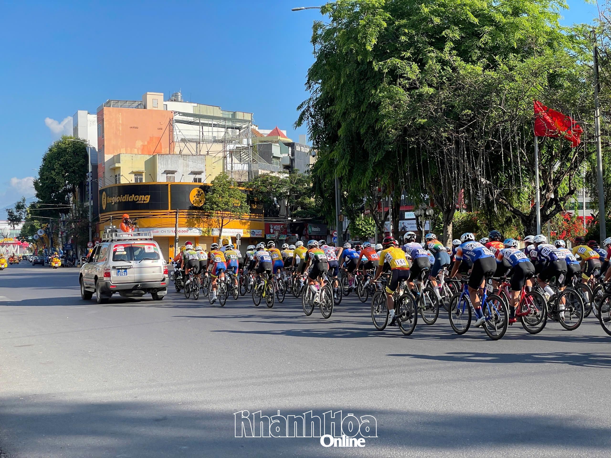Các tay đua đoàn đua xe đạp Cúp Truyền hình TP. Hồ Chí Minh xuất phát chặng 17, rời TP. Nha Trang đi Đà Lạt.