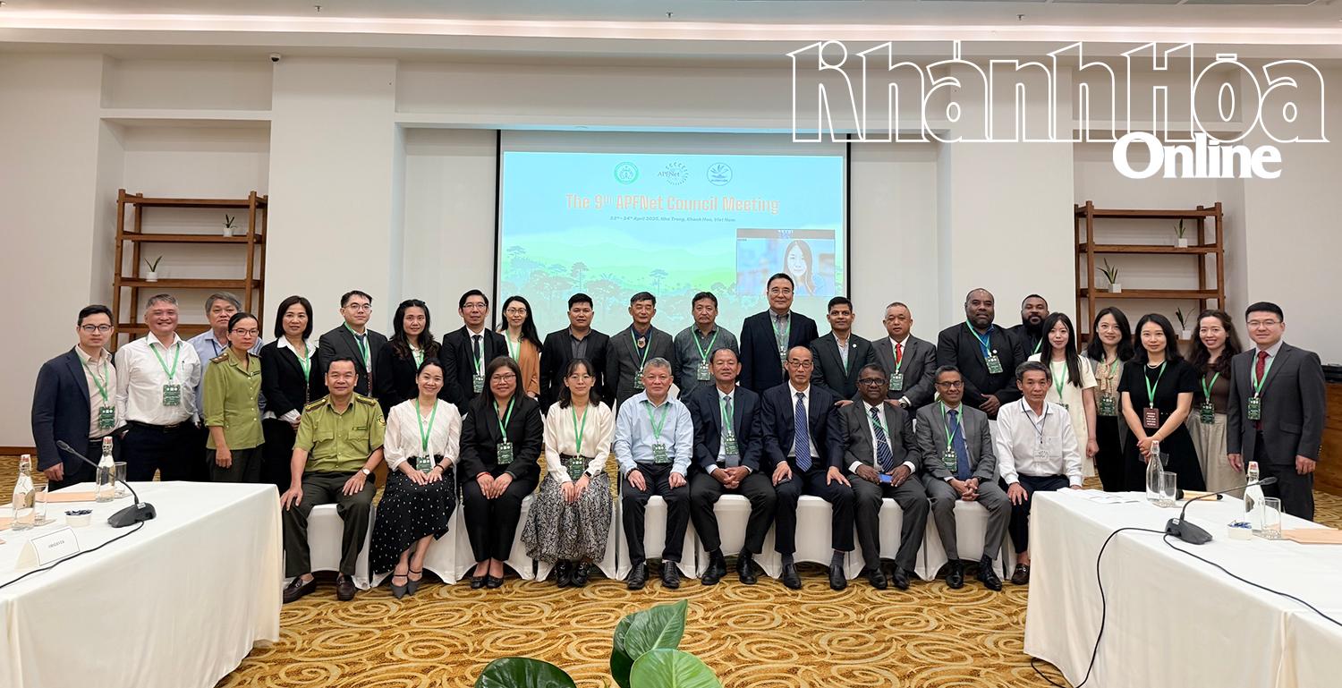 Các đại biểu tham dự hội nghị chụp hình lưu niệm