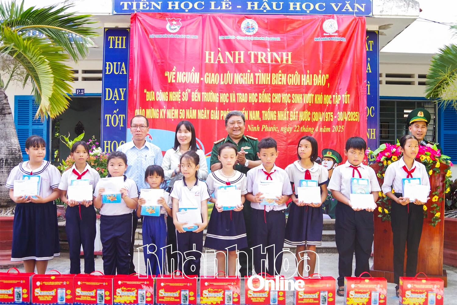 Đại diện các đơn vị trao học bổng, tặng quà cho học sinh Trường Tiểu học và THCS Ninh Vân.
