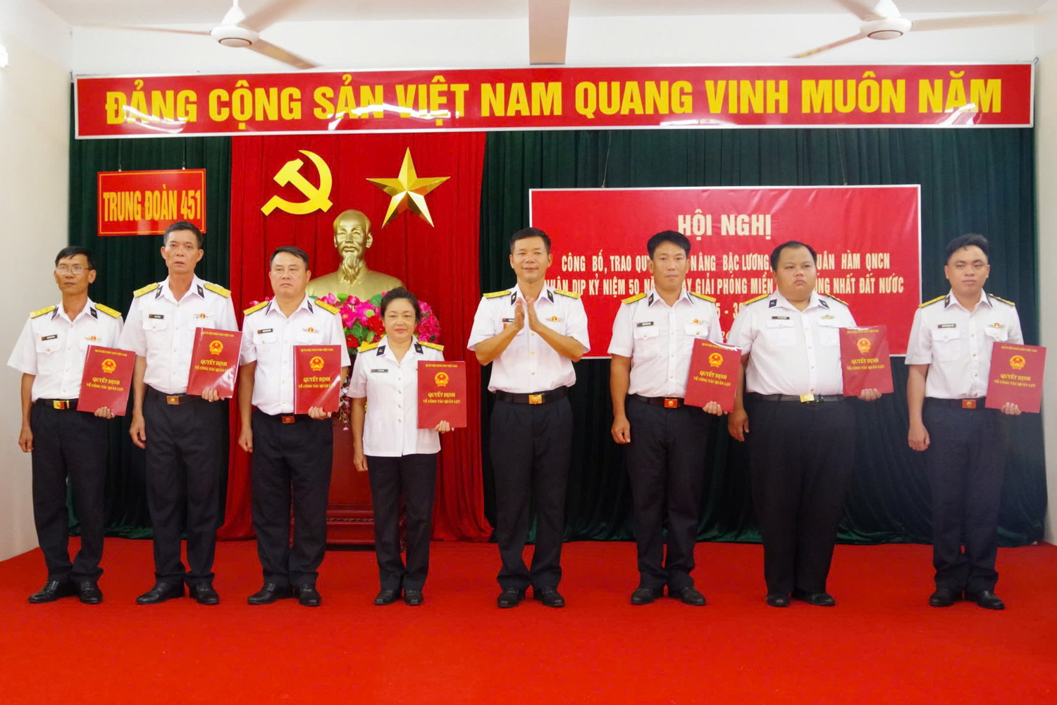 Thủ trưởng Lữ đoàn 451 trao quyết định cho các quân nhân chuyên nghiệp.