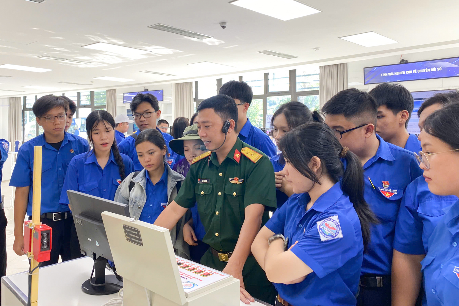 Trường Sĩ quan Thông tin tổ chức trải nghiệm, tuyên truyền hướng nghiệp cho hơn 200 học sinh