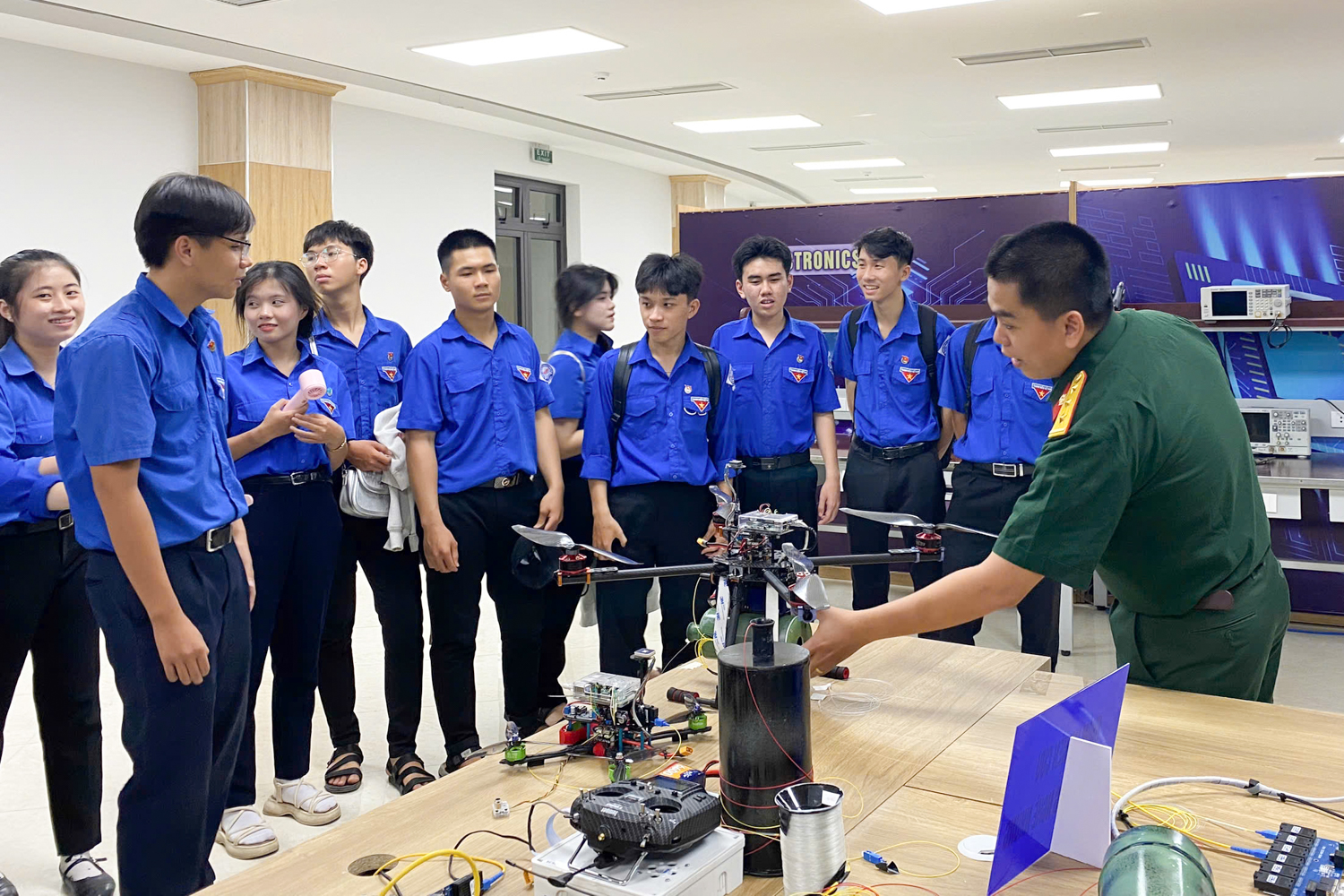 Tham quan các sản phẩm UAV do nhà trường nghiên cứu, sáng chế.