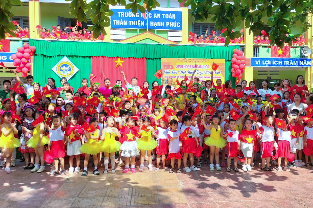 Các học sinh, giáo viên cùng cán bộ Trung đoàn chụp hình lưu niệm sau buổi tuyên truyền.