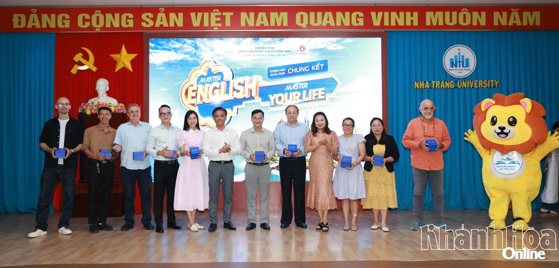 Ban tổ chức tặng quà lưu niệm cho bán giám khảo Vòng Chung kết cuộc thi “Master English Master Your Life”.