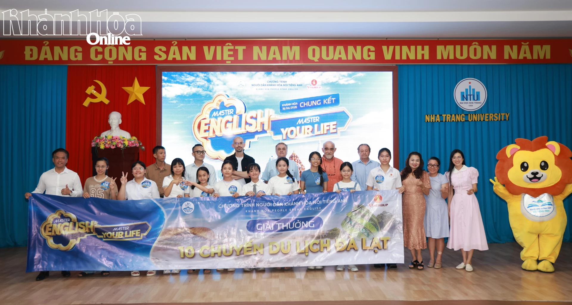 Ban tổ chức tặng tượng trưng phần thưởng cho 10 thí sinh xuất sắc tại Vòng Chung kết cuộc thi “Master English Master Your Life”.