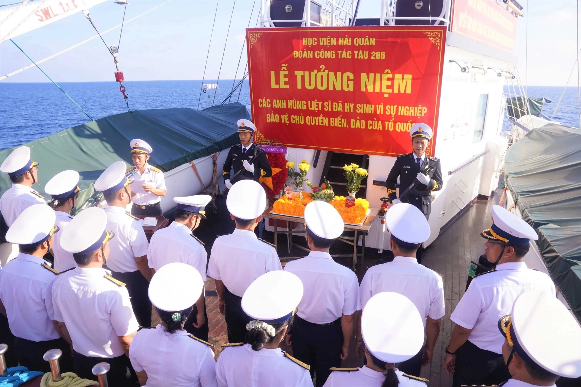 Đoàn công tác tưởng niệm cán bộ, chiến sĩ đã hy sinh vì sự nghiệp bảo vệ chủ quyền biển, đảo của Tổ quốc.