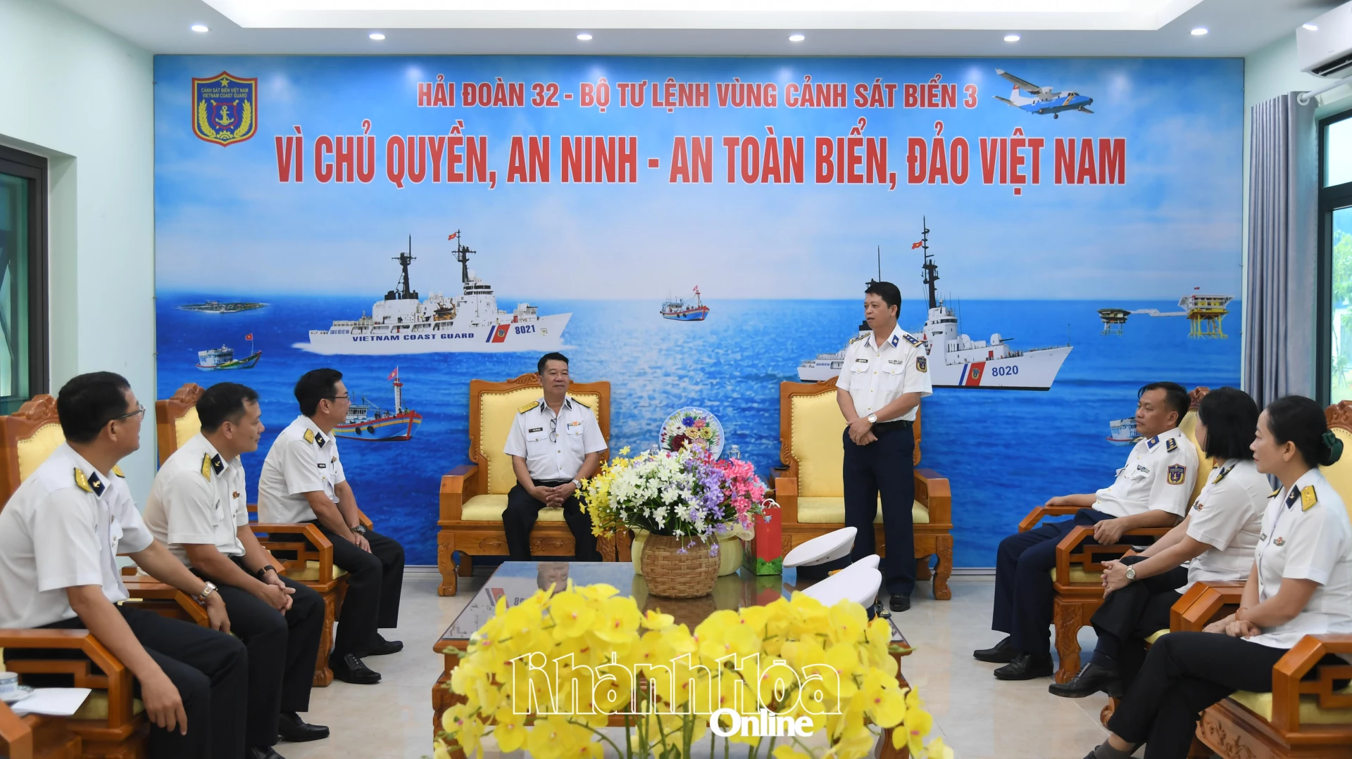 Thượng tá Dương Minh Châu giới thiệu về truyền thống, chức năng, nhiệm vụ của lực lượng Cảnh sát biển Việt Nam.