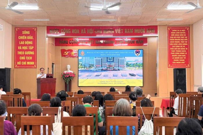 Tuyên truyền biển, đảo cho cán bộ mặt trận, người dân phường Nha Trang