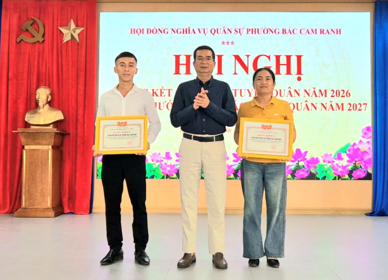 Lãnh đạo phường Bắc Cam Ranh khen thưởng các tập thể xuất sắc tiêu biểu.