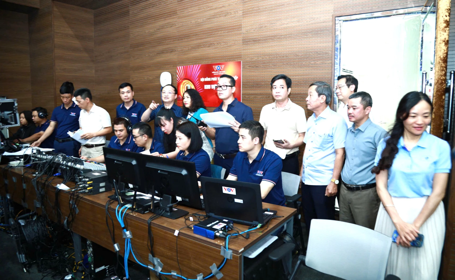Bộ phận kỹ thuật phục vụ Hội thảo “Phát thanh trực tiếp trong kỷ nguyên mới – Kỹ năng chinh phục công chúng”