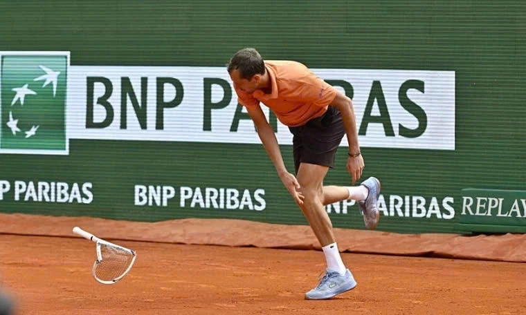 aniil Medvedev phản ứng trong trận gặp Matteo Berrettini ở vòng 2 Monte Carlo Masters tại CLB Monte Carlo Country, Roquebrune-Cap-Martin, Pháp, ngày 8-4-2026.