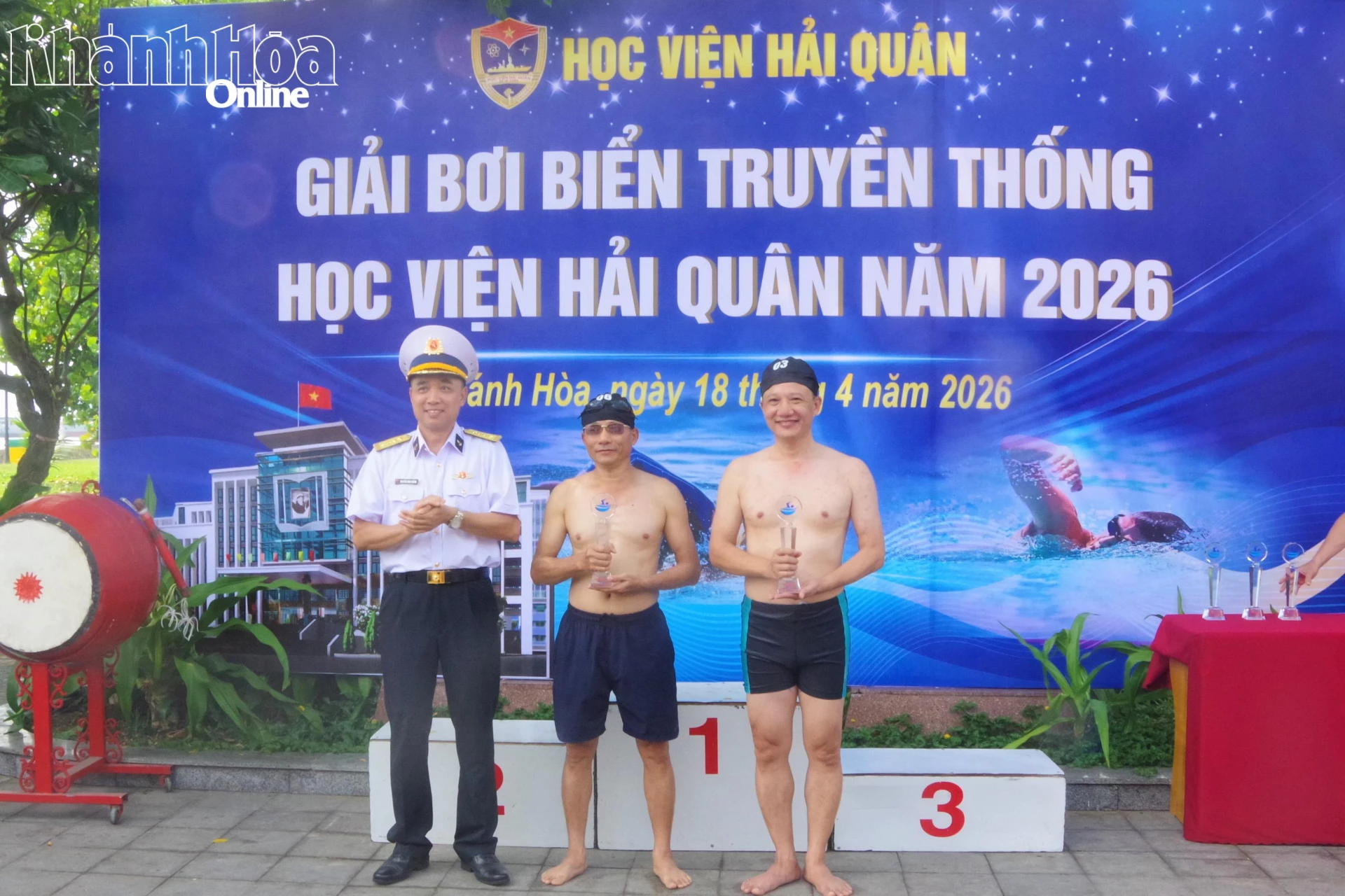 Đại tá Nguyễn Đình Giảng trao cúp lưu niệm cho các vận động viên có nhiều cống hiến.