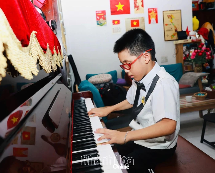 Đôi tay nhỏ trên phím dương cầm