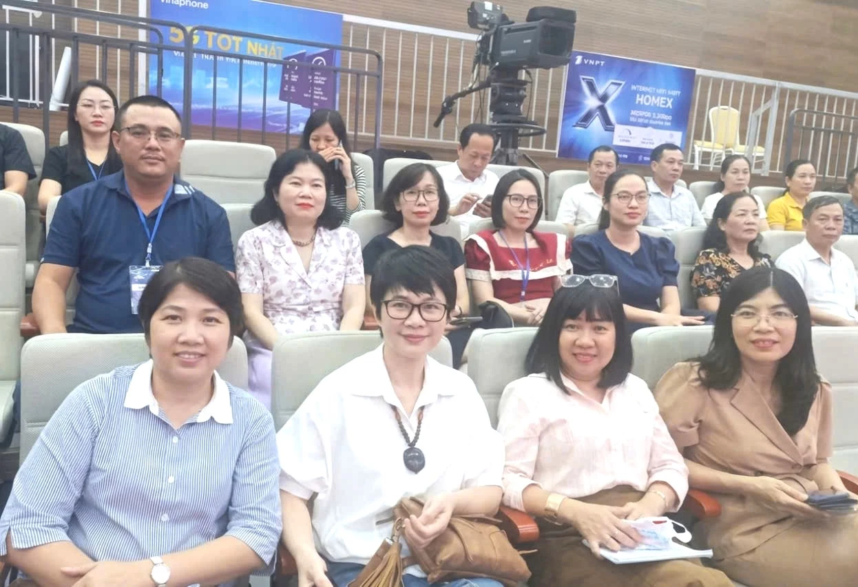 Đoàn Báo và Phát thanh, Truyền hình Báo Khánh Hòa (hàng thứ 2) tham gia Hội thảo “Phát thanh trực tiếp trong kỷ nguyên mới – Kỹ năng chinh phục công chúng”.