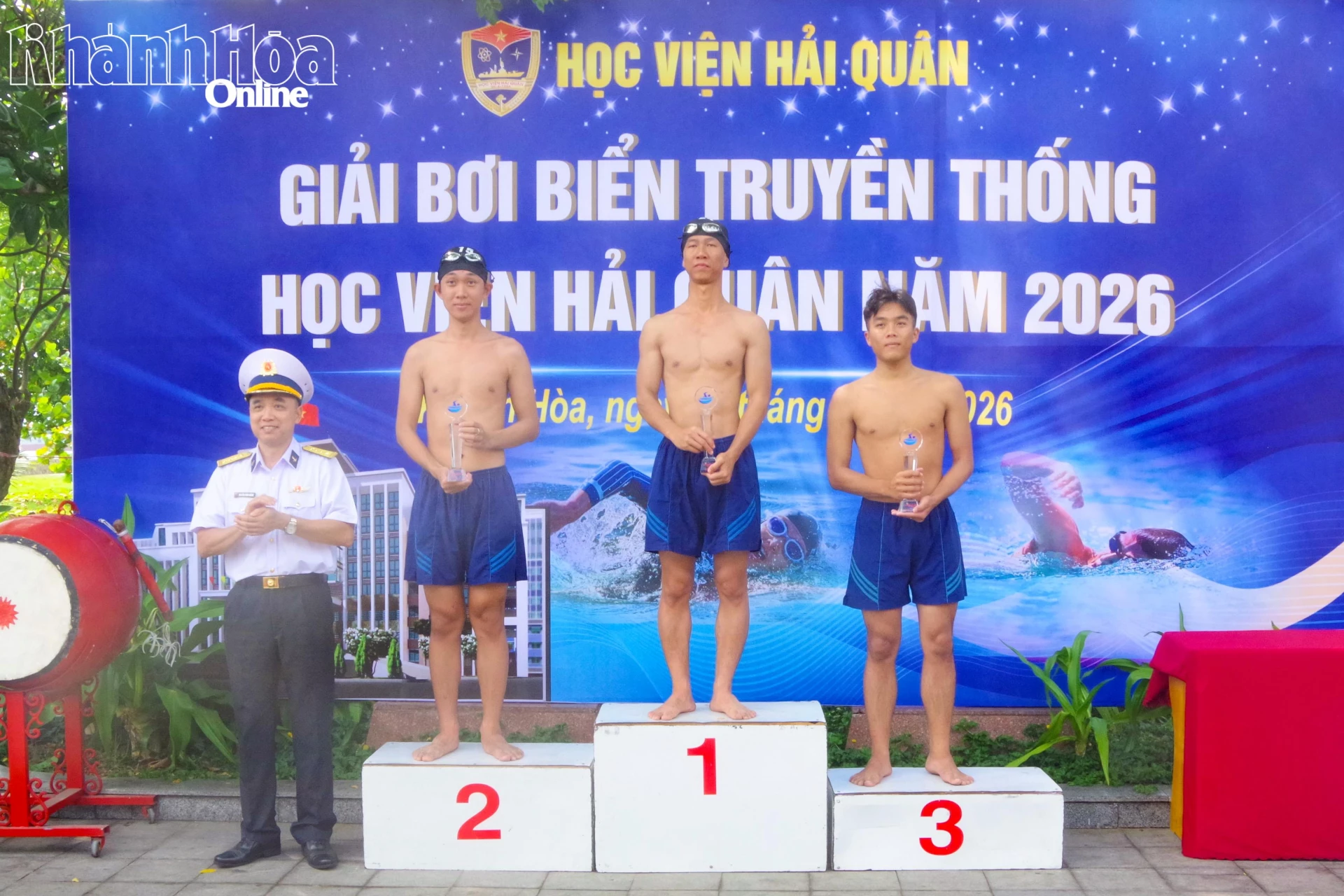 Đại tá Nguyễn Đình Giảng trao giải tập thể cho các tiểu đoàn quản lý học viên.