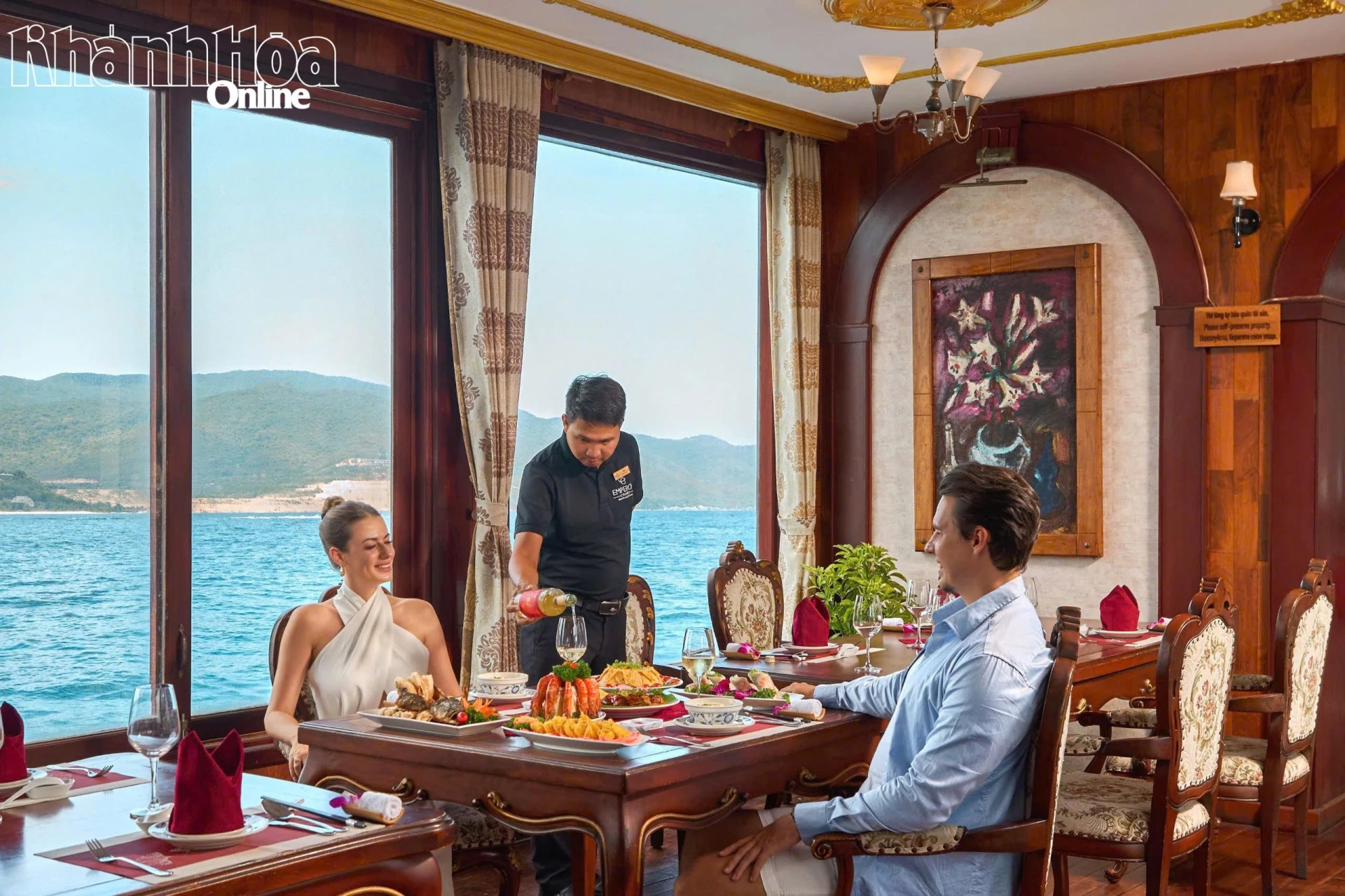 Du khách trải nghiệm tour du thuyền trên vịnh Nha Trang.