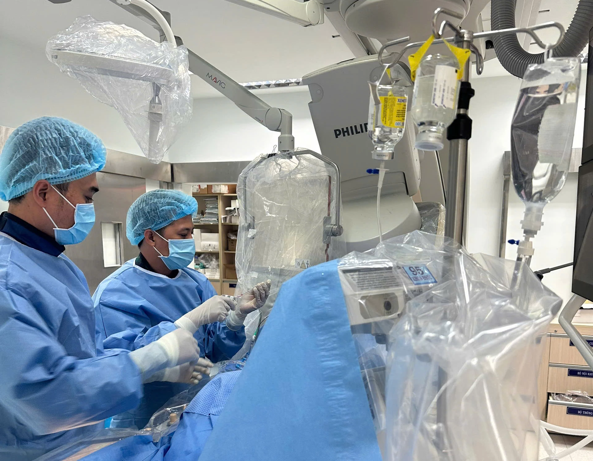 Đội ngũ y, bác sĩ Khoa Tim mạch can thiệp, Bệnh viện Đa khoa Ninh Thuận thực hiện đặt máy tạo nhịp tim vĩnh viễn cho bệnh nhân