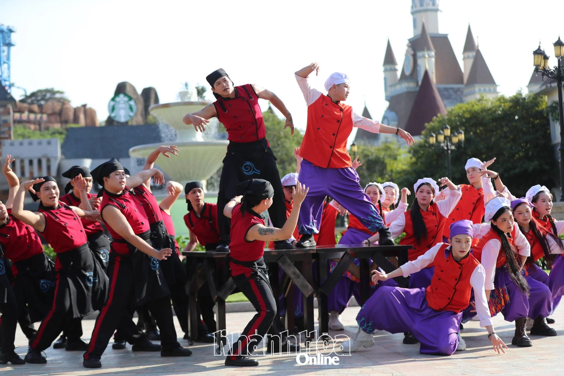 Các đội vũ công ở VinWonders Nha Trang sẵn sàng mang đến cho du khách một mùa lễ hội sôi động.