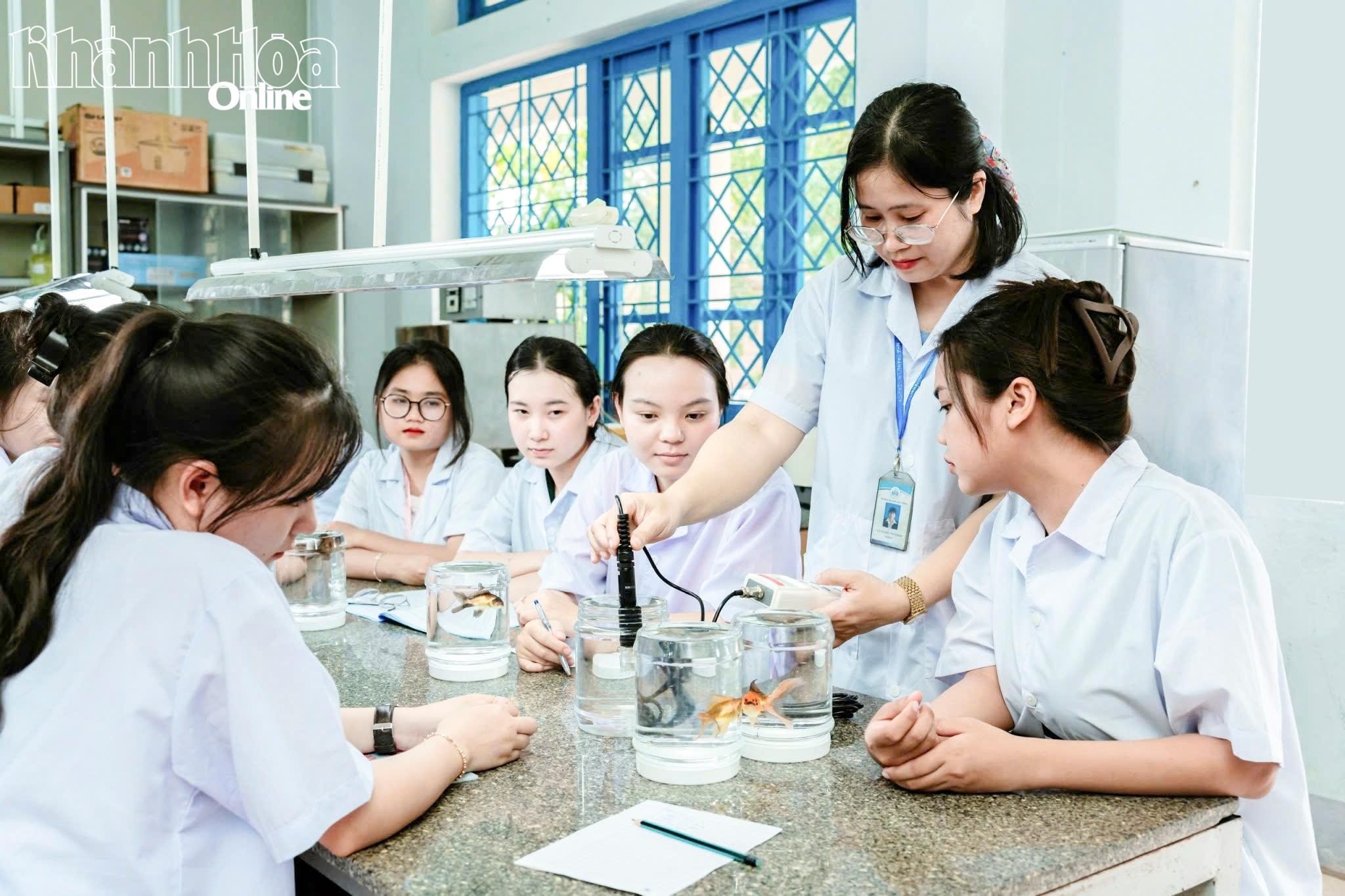 Giảng viên Trường Đại học Nha Trang hướng dẫn sinh viên thực hành. Ảnh: THIỆN TÂM