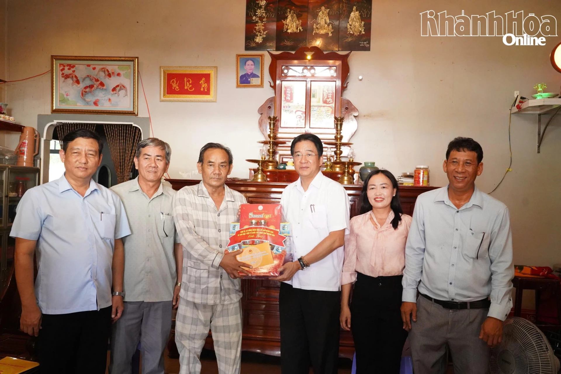 Phó Chủ tịch Thường trực UBND tỉnh Nguyễn Long Biên tặng quà ông 