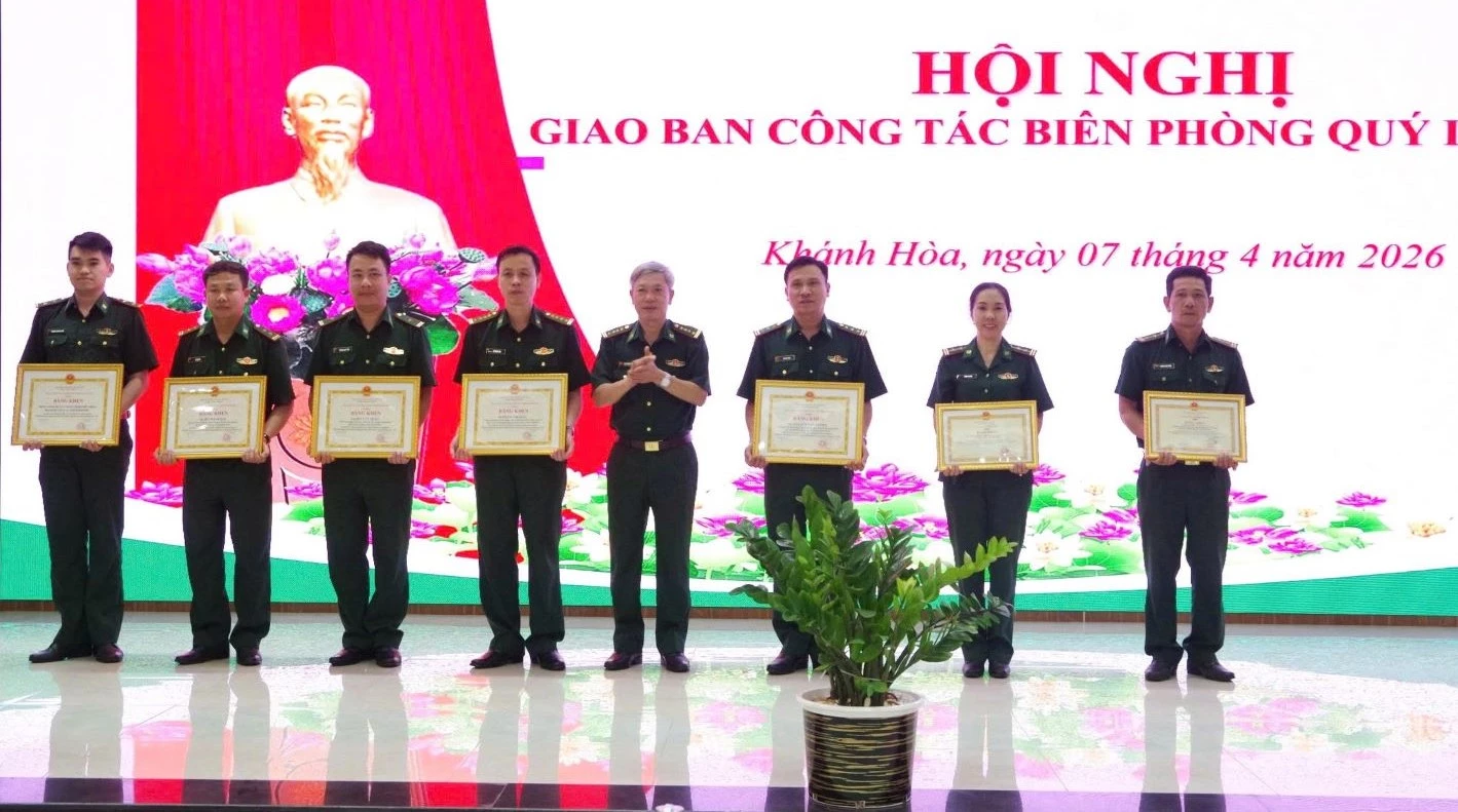 Đại tá Phan Thăng Long - Chỉ huy trưởng Ban Chỉ huy Bộ đội Biên phòng tỉnh trao bằng khen của UBND tỉnh cho các tập thể, cá nhân có thành tích xuất sắc.